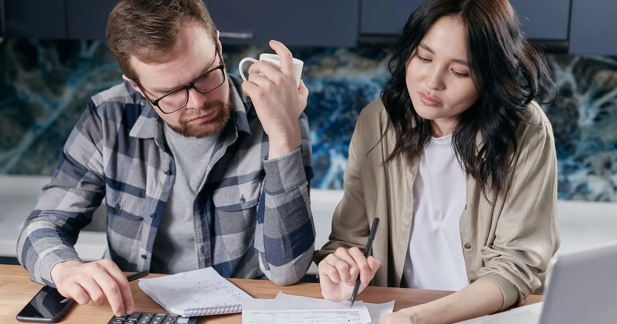 Canadian couple reviewing payday loan options and budgeting at their kitchen table